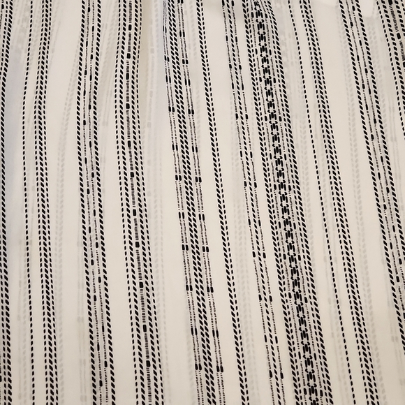 Black & White pattern flowy women's blouse - size L - Picture 2 of 3